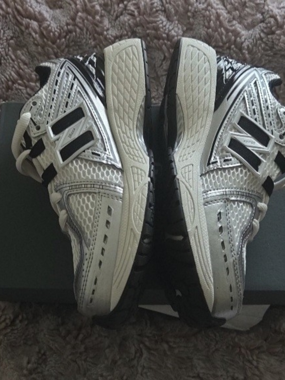 New Balance White and Black Athletic Lace-Up Trainers - Picture 3 of 7